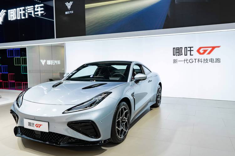 成都26哪吒汽车在智能汽车领域的表现，领途汽车在新能源汽车市场中的影响力